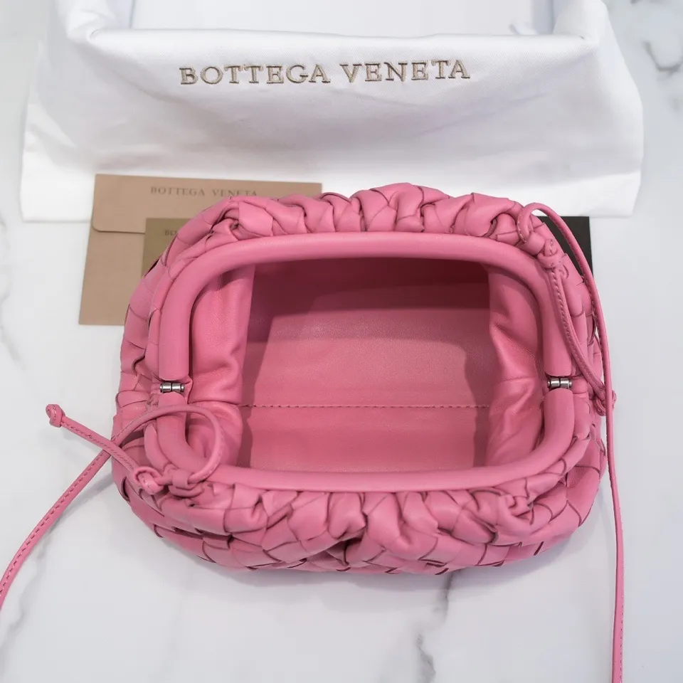 Batch 1260 large grid weaving The pouch cloud bag is the first series designed by former Celine designer Daniel Lee after joining BV. The upper body is extremely ecstatic ~ fashionable and classy ~ elegant and concise, lazy and intellectual size: 23*13*8 [Little Cloud Rough Weave#]